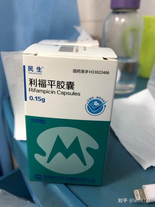 医保卡和药盒