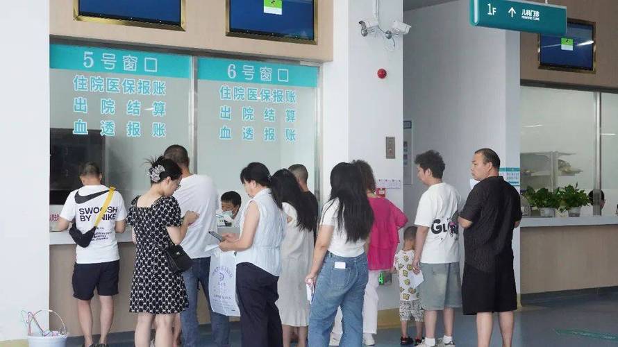 医保服务窗口前排队的人群